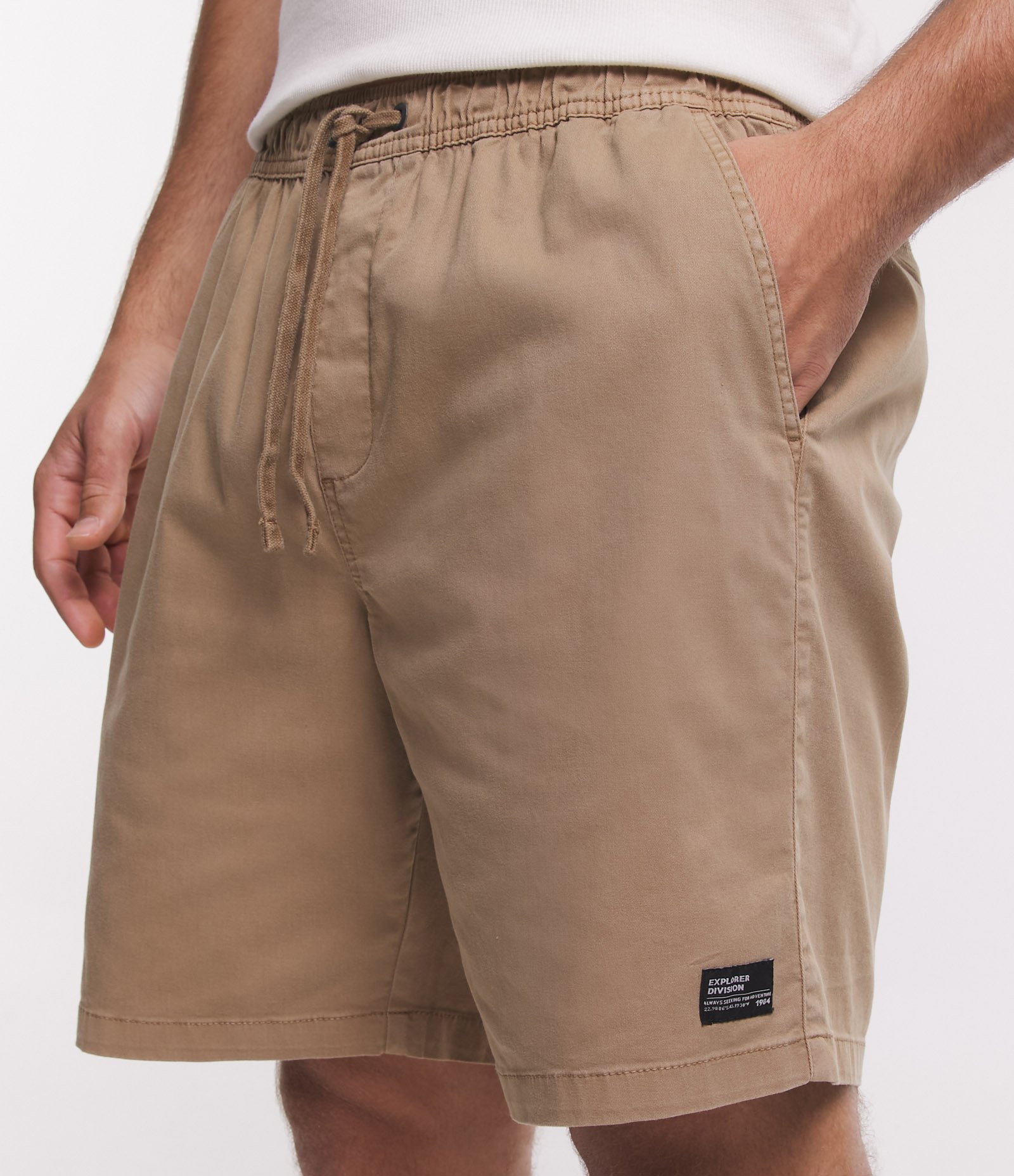 Bermuda Regular em Sarja Lavada com Amarração no Cós Bege 4
