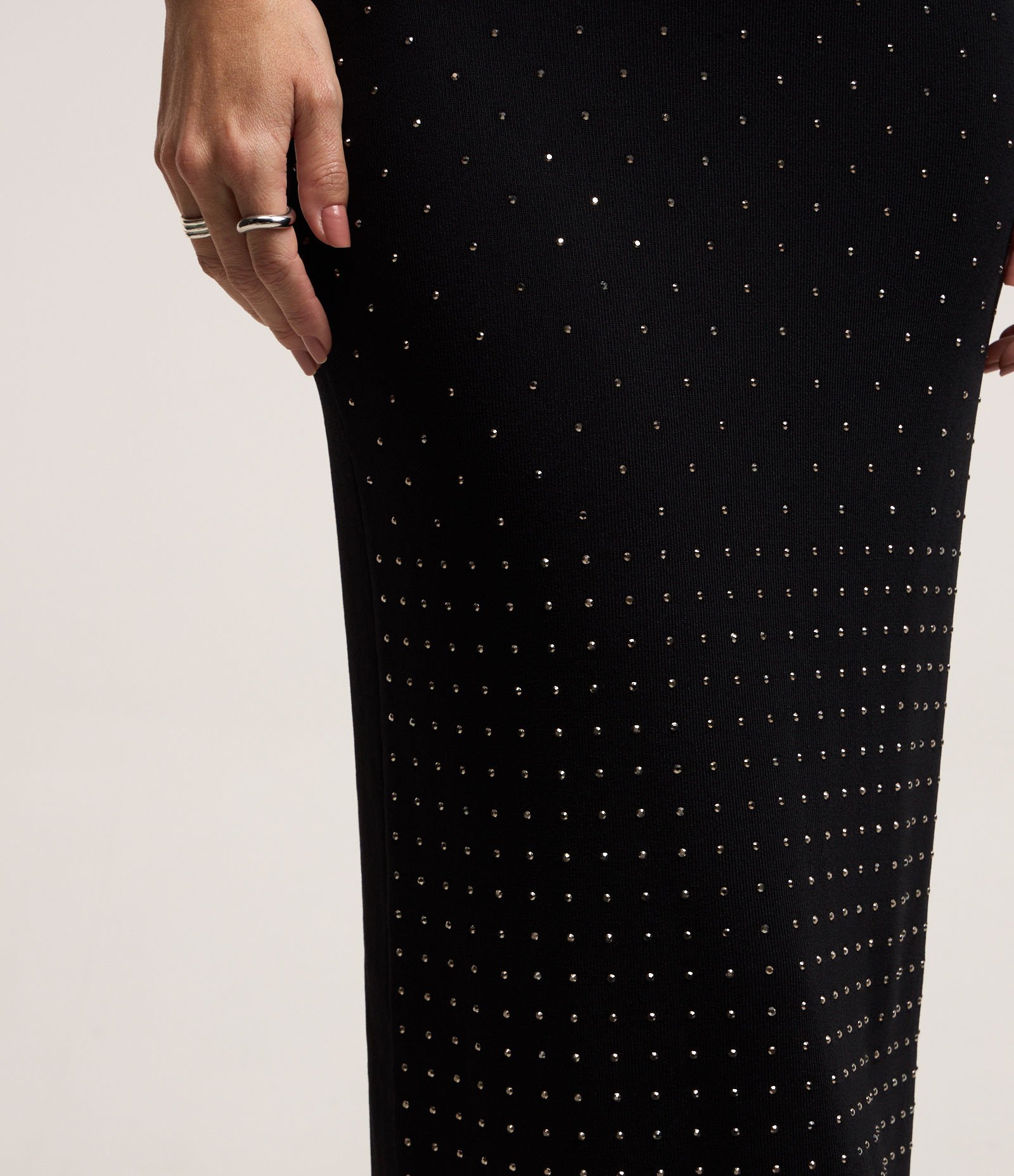 Saia Midi em Viscose com Aplicação de Strass Preto 5