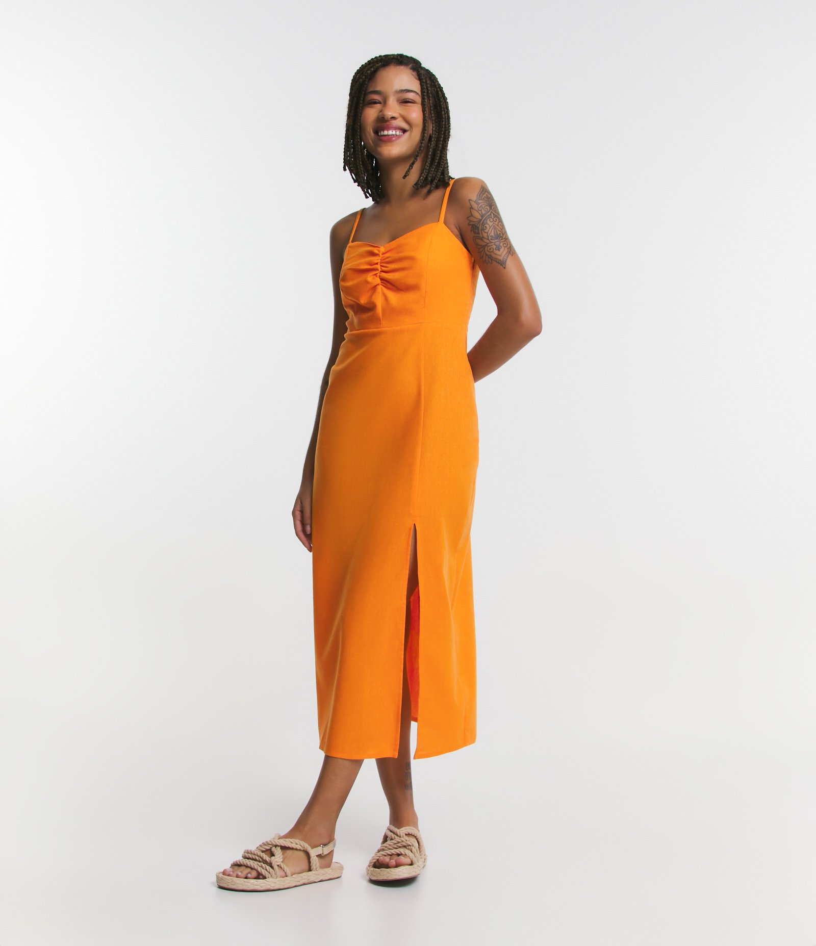 Vestido Midi em Linho com Franzido no Busto e Fenda Lateral Laranja 1
