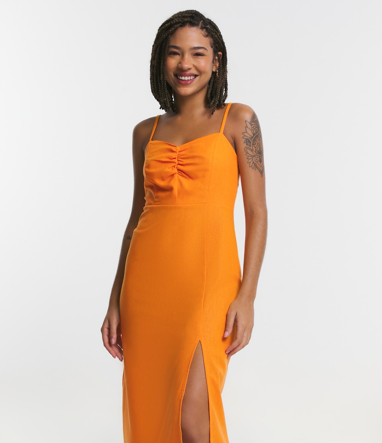 Vestido Midi em Linho com Franzido no Busto e Fenda Lateral Laranja 2