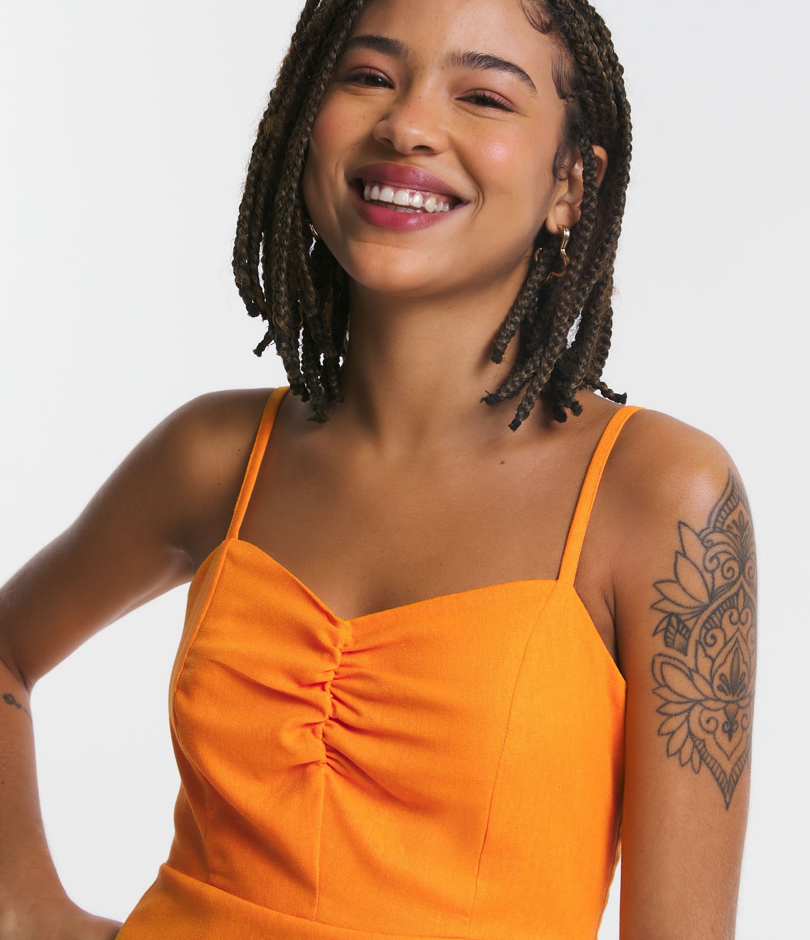 Vestido Midi em Linho com Franzido no Busto e Fenda Lateral Laranja 4