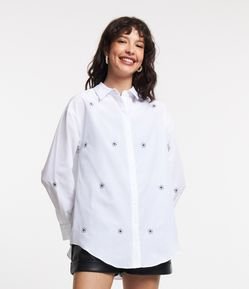 Camisa Alongada em Tricoline com Bordado de Florzinhas