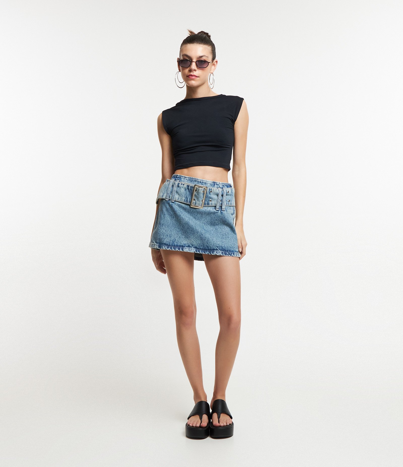 Saia Curta Cintura Baixa em Jeans com Cinto Azul Claro 1