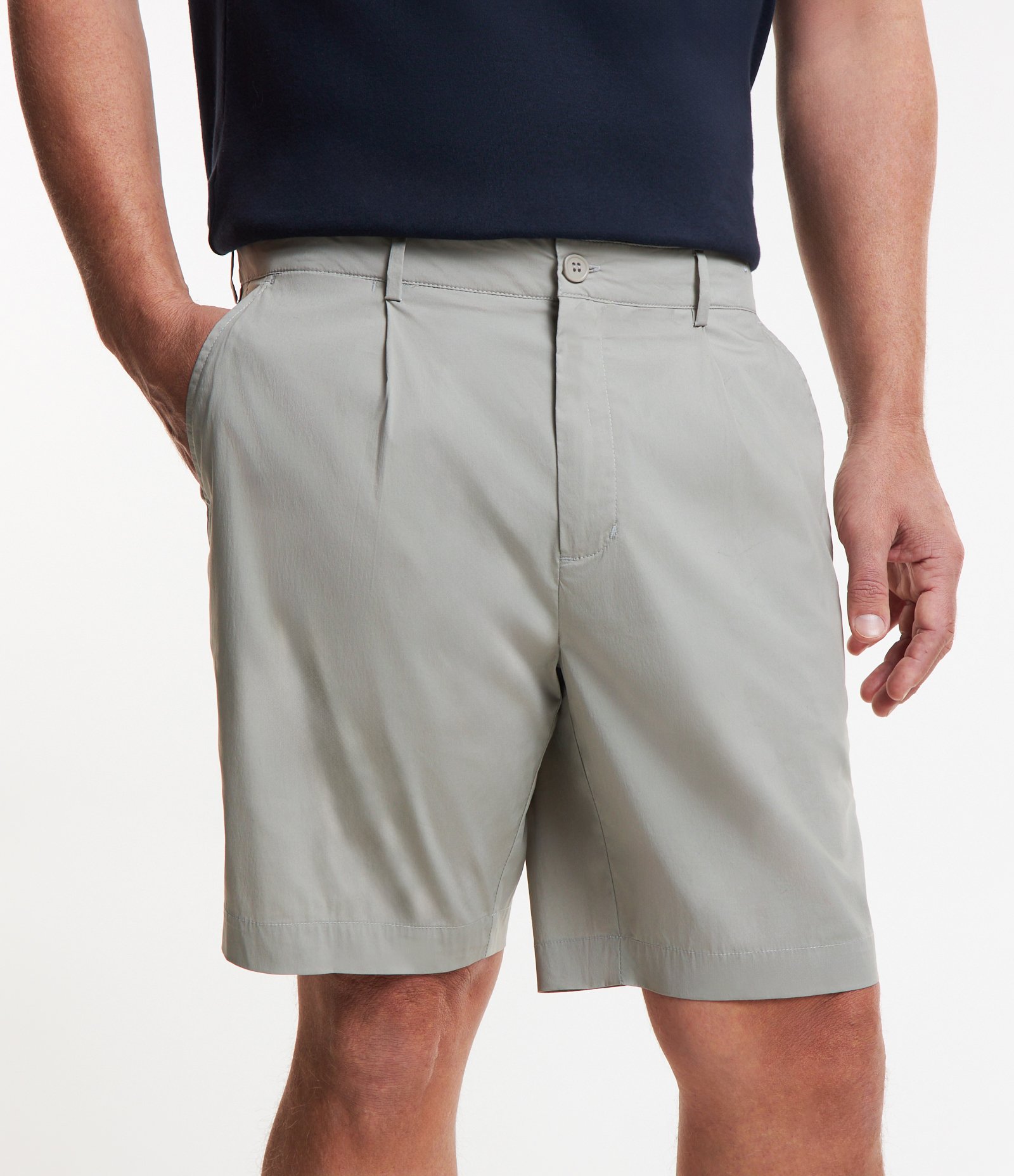 Bermuda Alfaiatada em Algodão com Passantes no Cós e Pregas Bege Acinzentado 3