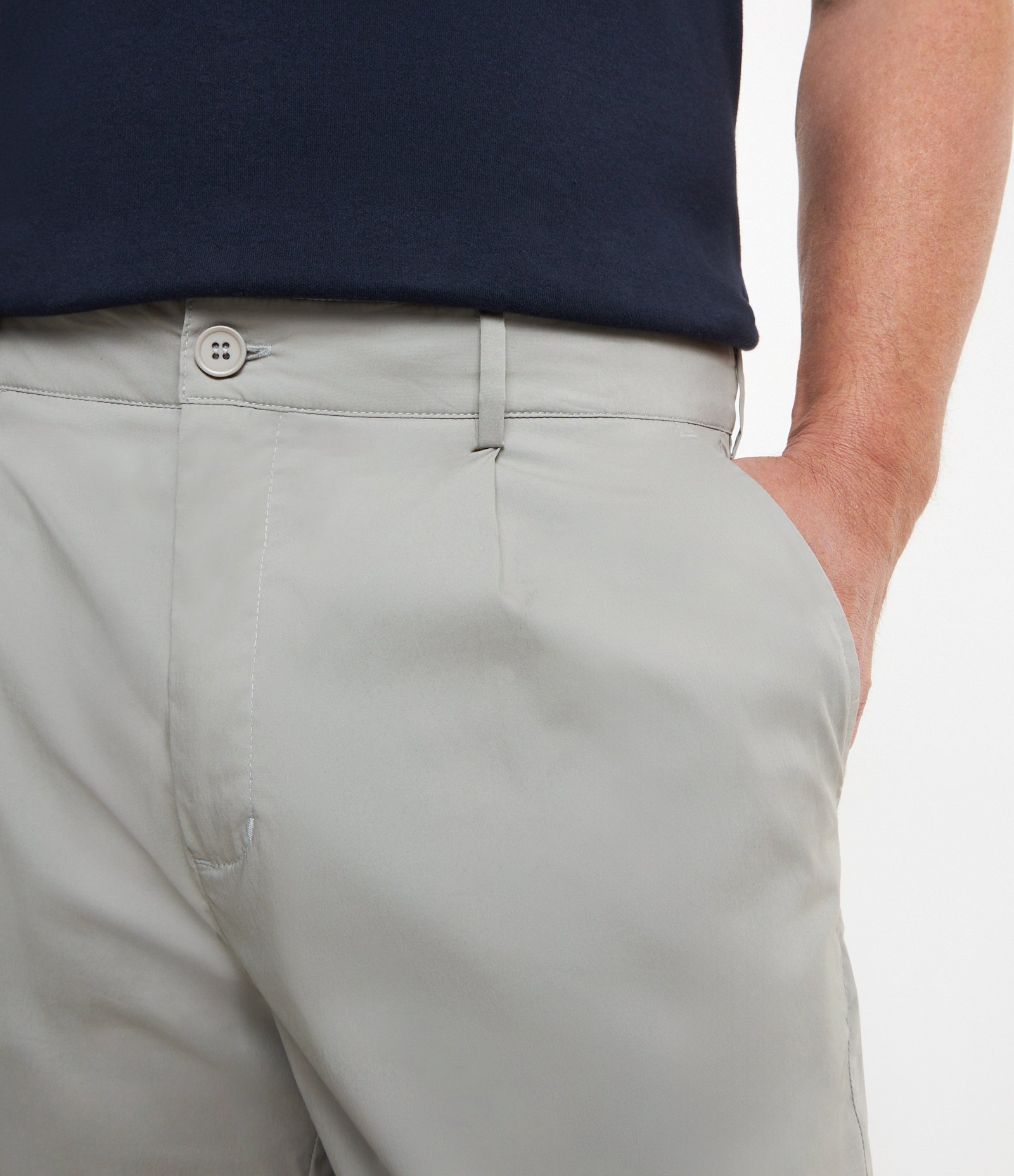 Bermuda Alfaiatada em Algodão com Passantes no Cós e Pregas Bege Acinzentado 4