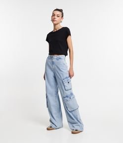 Calça Wide Leg Cintura Alta em Jeans com Bolsos Cargo