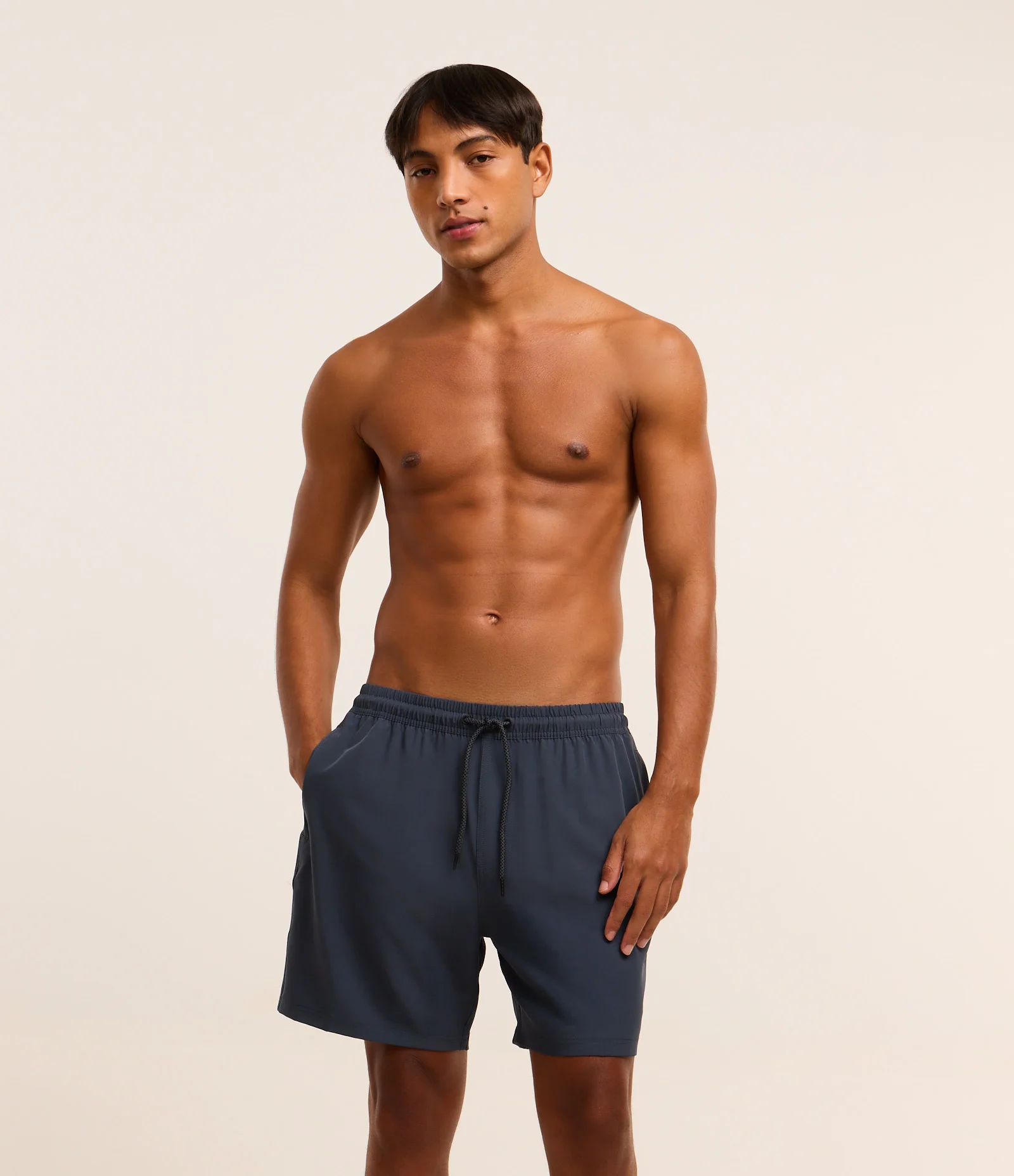 Bermuda com Bolsos e Etiqueta Emborrachada na Barra Azul Marinho 2