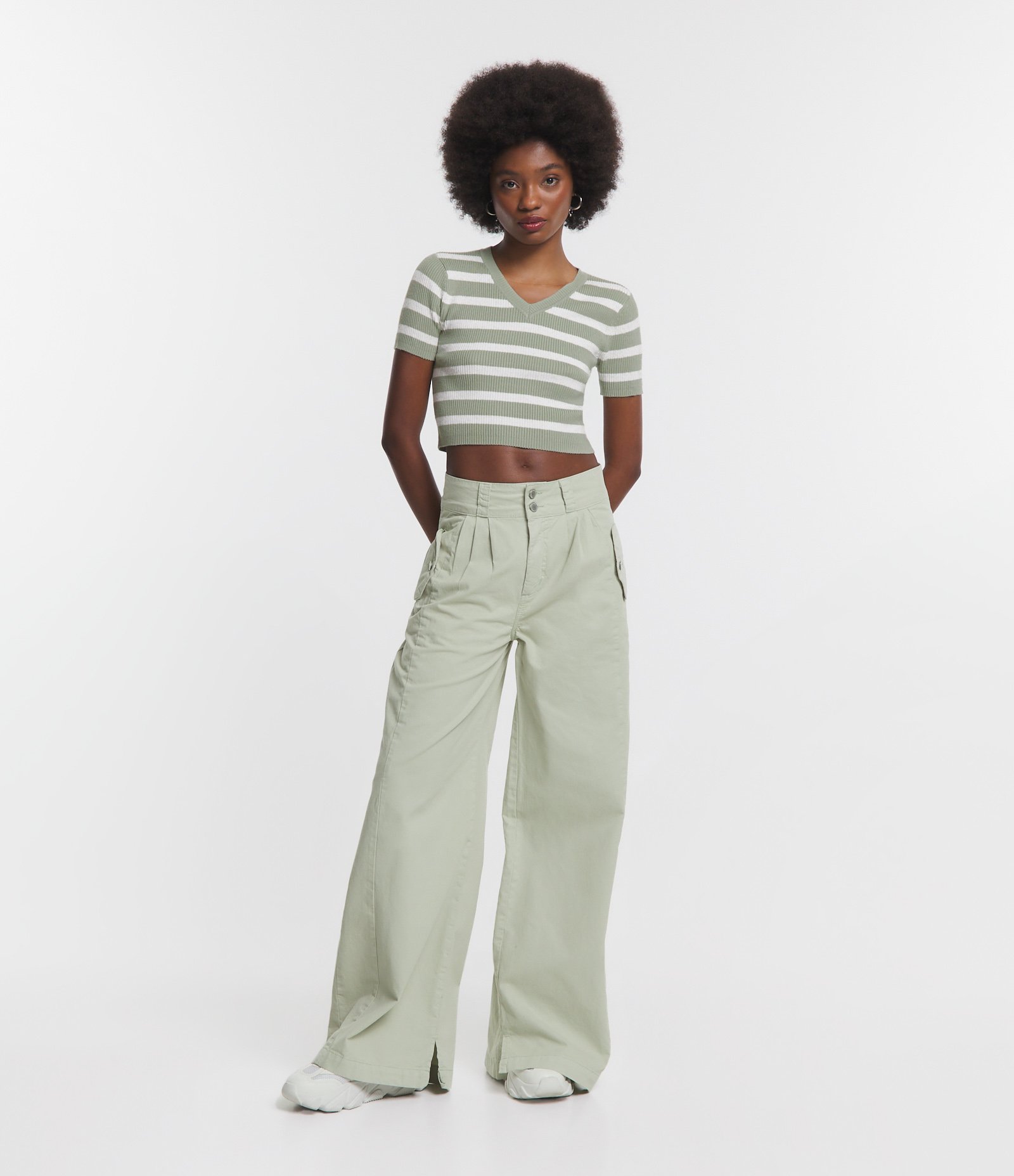 Calça Wide Leg em Sarja com Pences e Bolsos Verde Claro 1