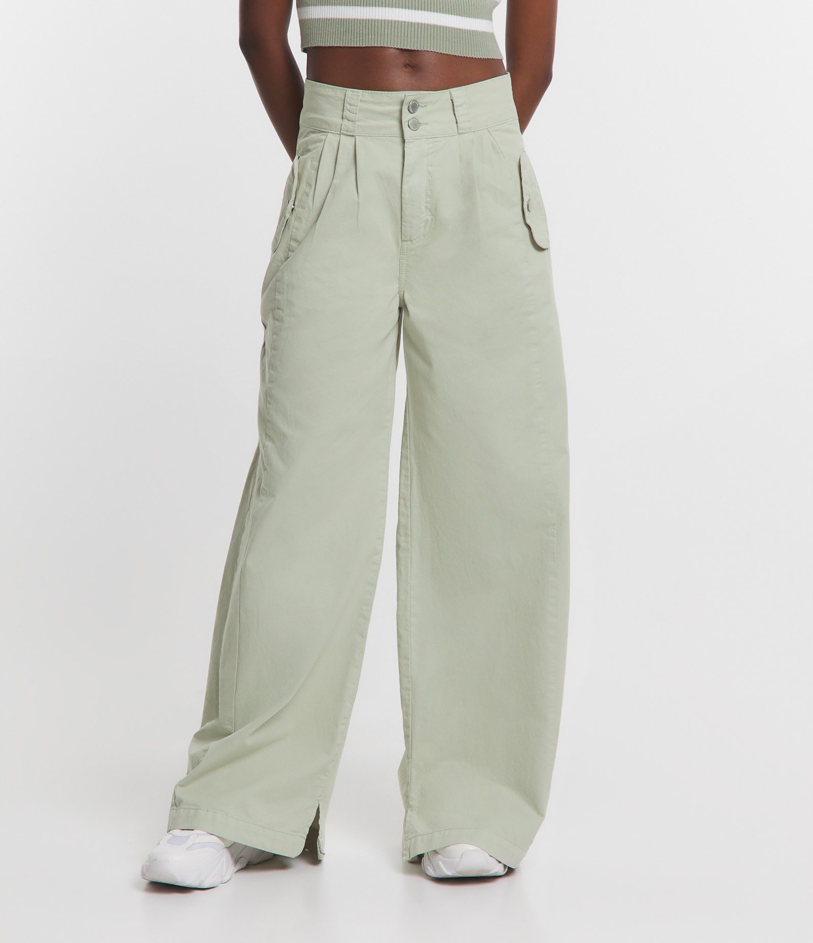 Calça Wide Leg em Sarja com Pences e Bolsos Verde Claro 2