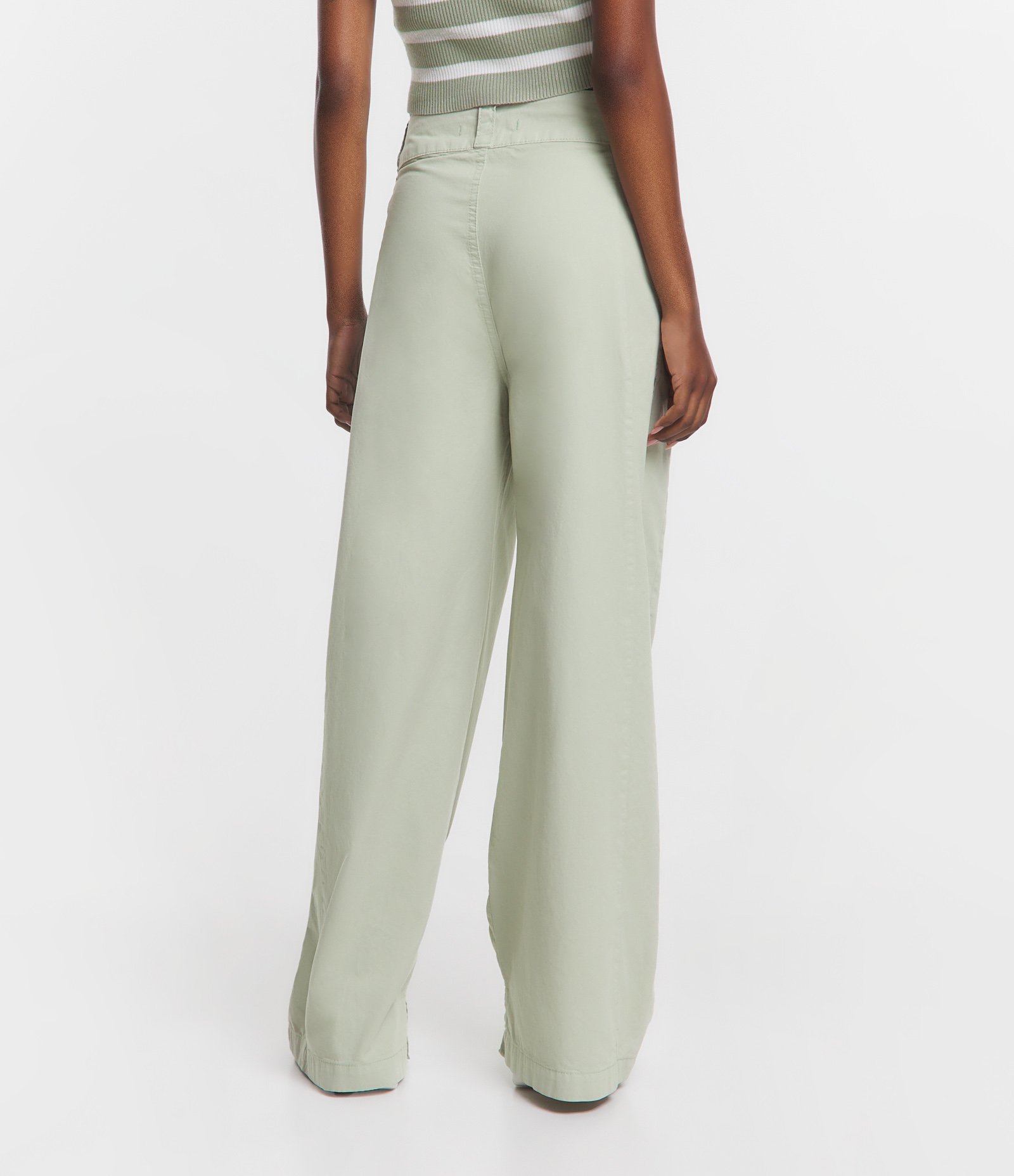 Calça Wide Leg em Sarja com Pences e Bolsos Verde Claro 3