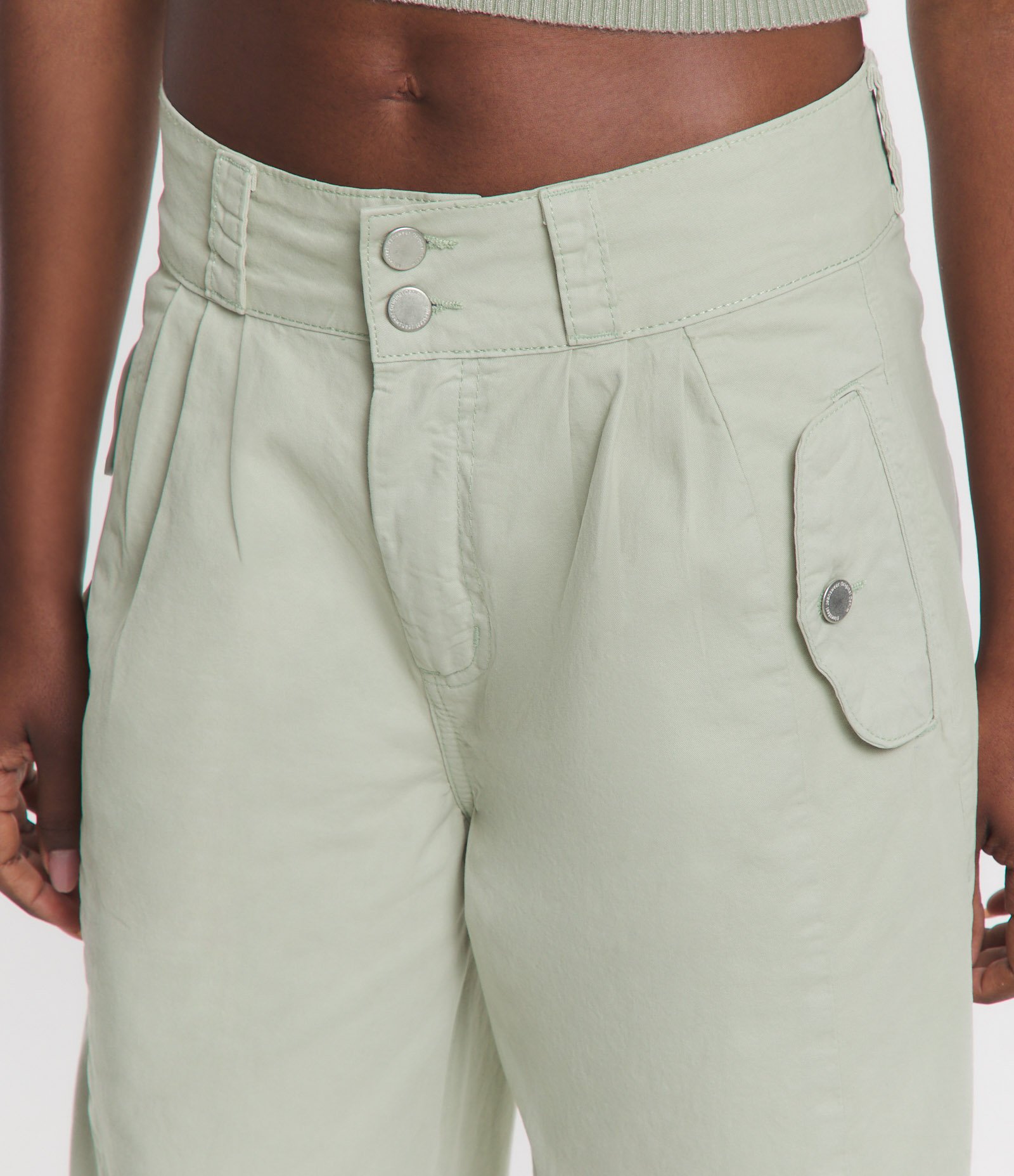 Calça Wide Leg em Sarja com Pences e Bolsos Verde Claro 4