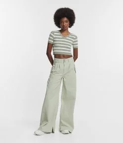 Calça Wide Leg em Sarja com Pences e Bolsos