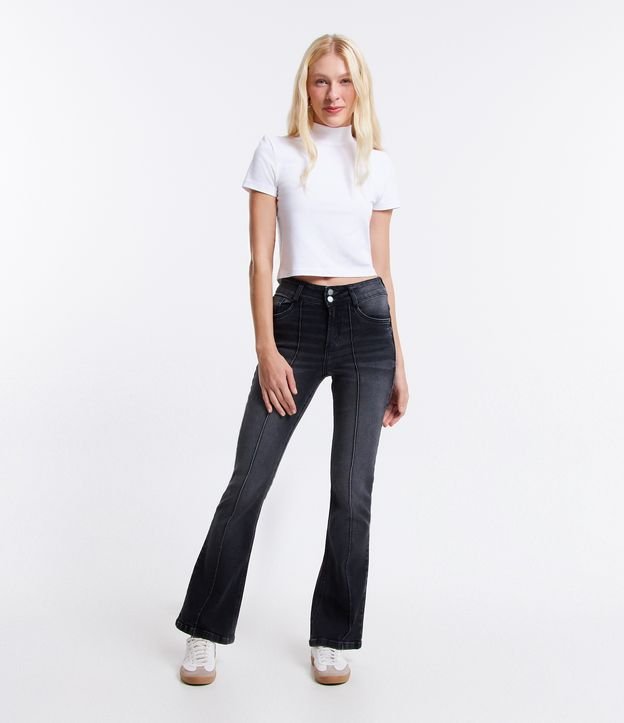 Calça Flare em Jeans com Bolsos e Frisos