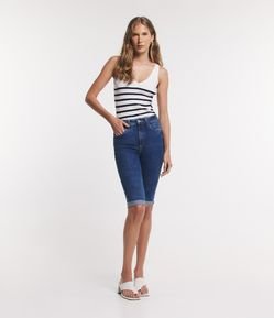 Bermuda em Jeans com Bolsos e Barra Dobrada