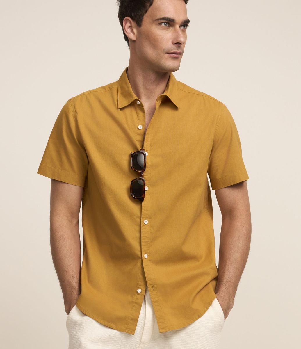 Camisa Comfort Básica em Linho com Manga Curta Amarelo Mostarda