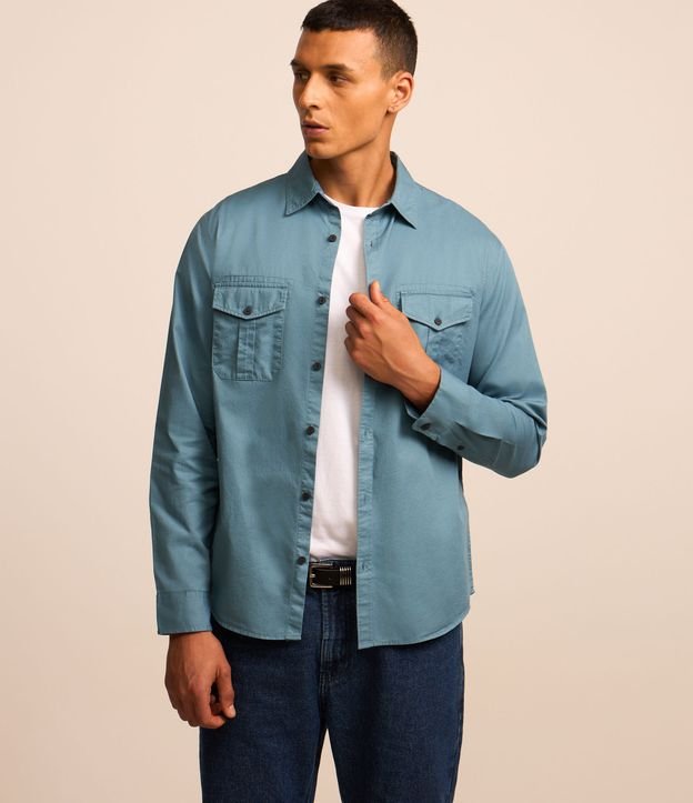 Camisa Comfort em Sarja Manga Longa com Bolsos Frontais