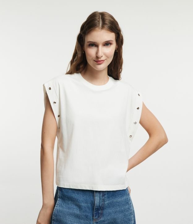 Blusa em Meia Malha com Ilhós na Pala da Manga