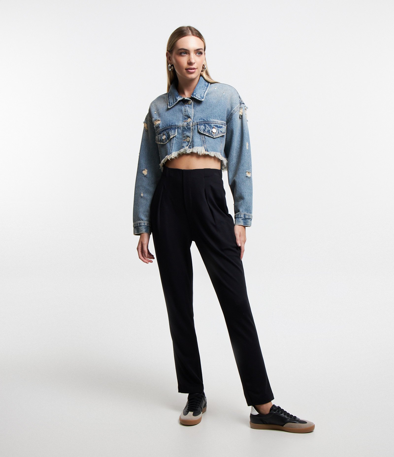 Jaqueta Cropped em Jeans com Barra Cortada e Puídos Azul 2