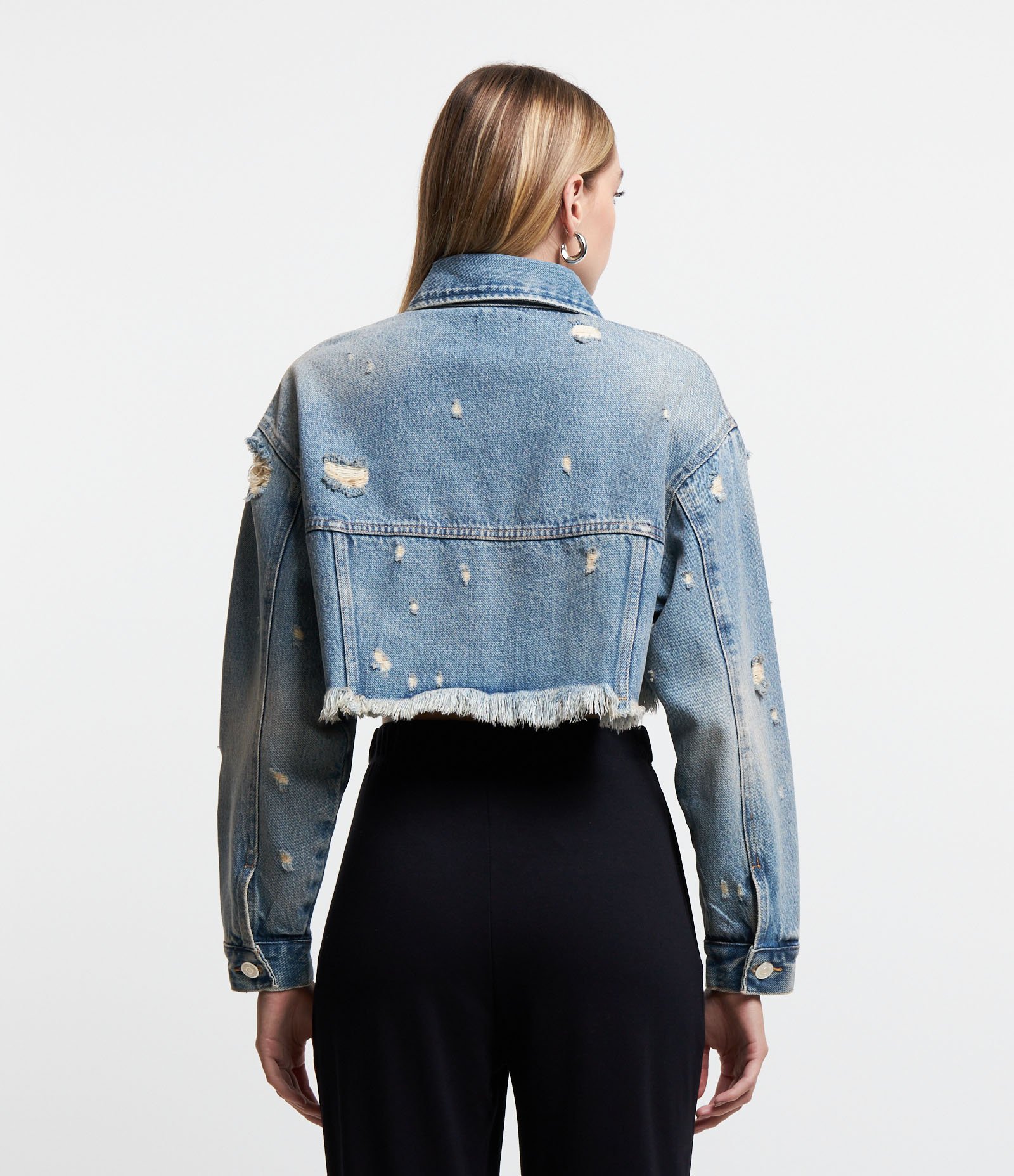 Jaqueta Cropped em Jeans com Barra Cortada e Puídos Azul 3