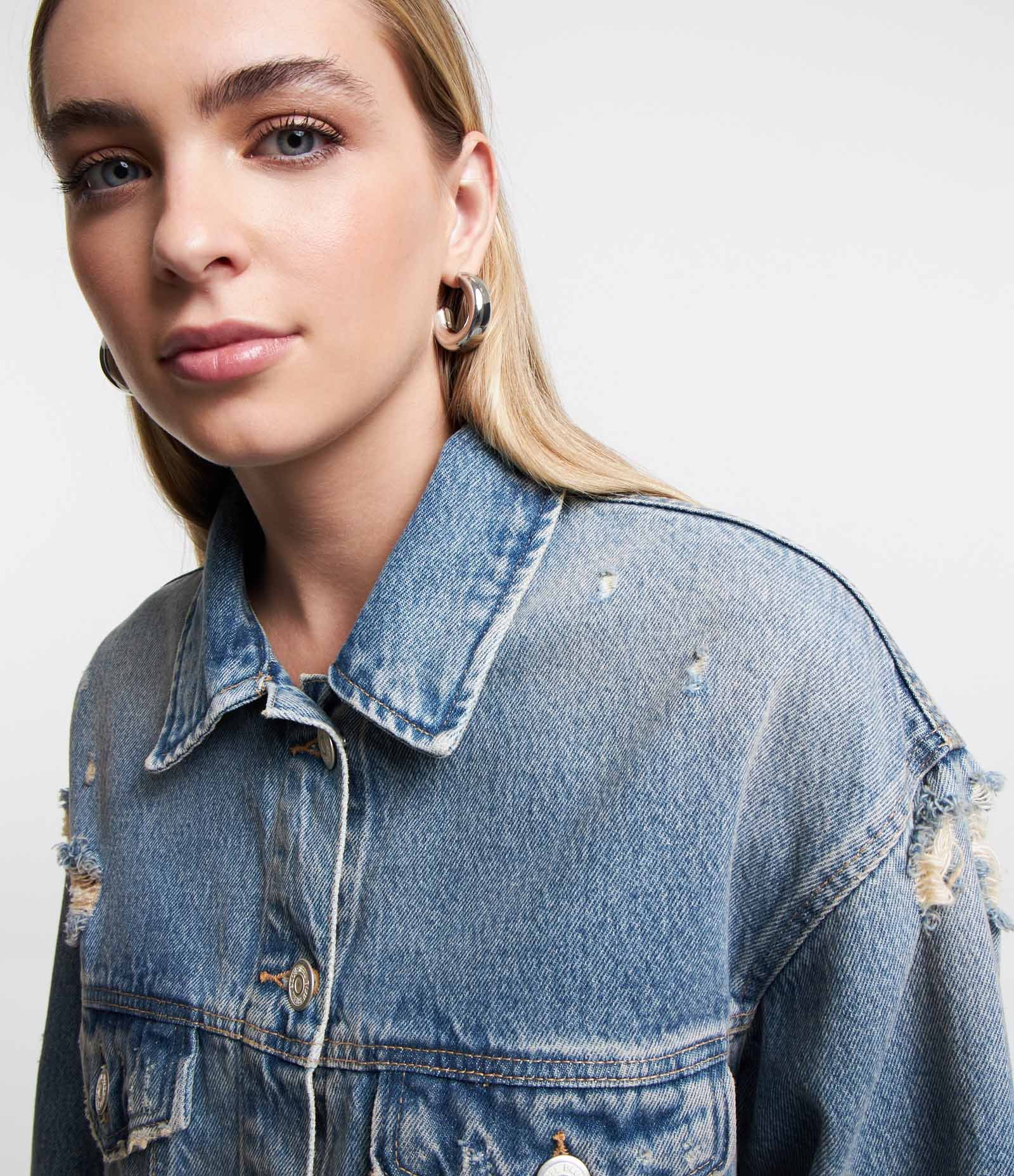 Jaqueta Cropped em Jeans com Barra Cortada e Puídos Azul 4
