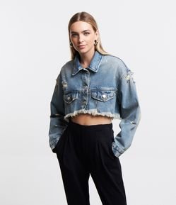 Jaqueta Cropped em Jeans com Barra Cortada e Puídos