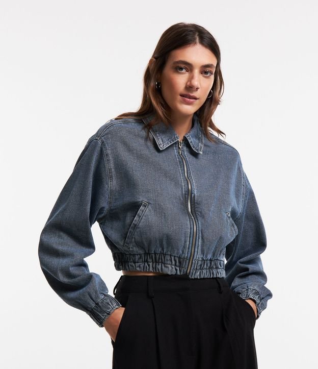 Jaqueta Bomber em Jeans com Barra Elástica e Bolsos Embutidos