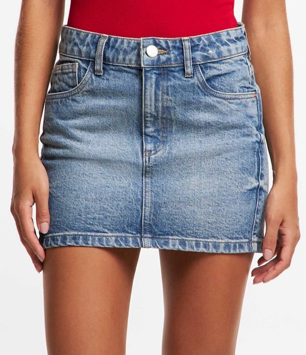 Saia Curta em Jeans Dirty Washed com Franzido Lateral