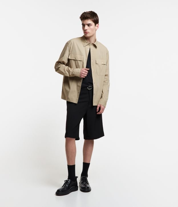 Camisa Overshirt com Bolsos Lapela no Peito e Abotoamento