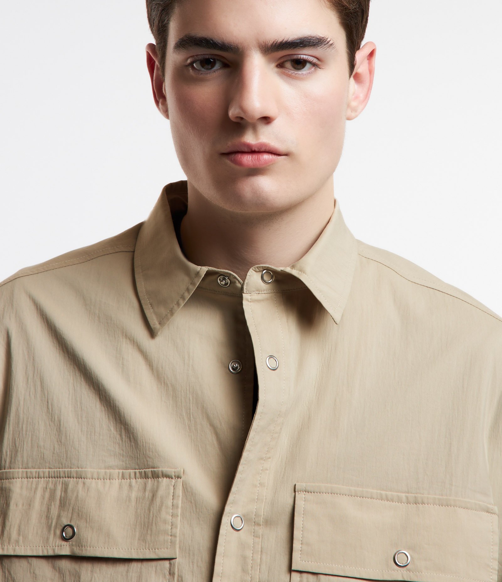 Camisa Overshirt com Bolsos Lapela no Peito e Abotoamento Bege 3