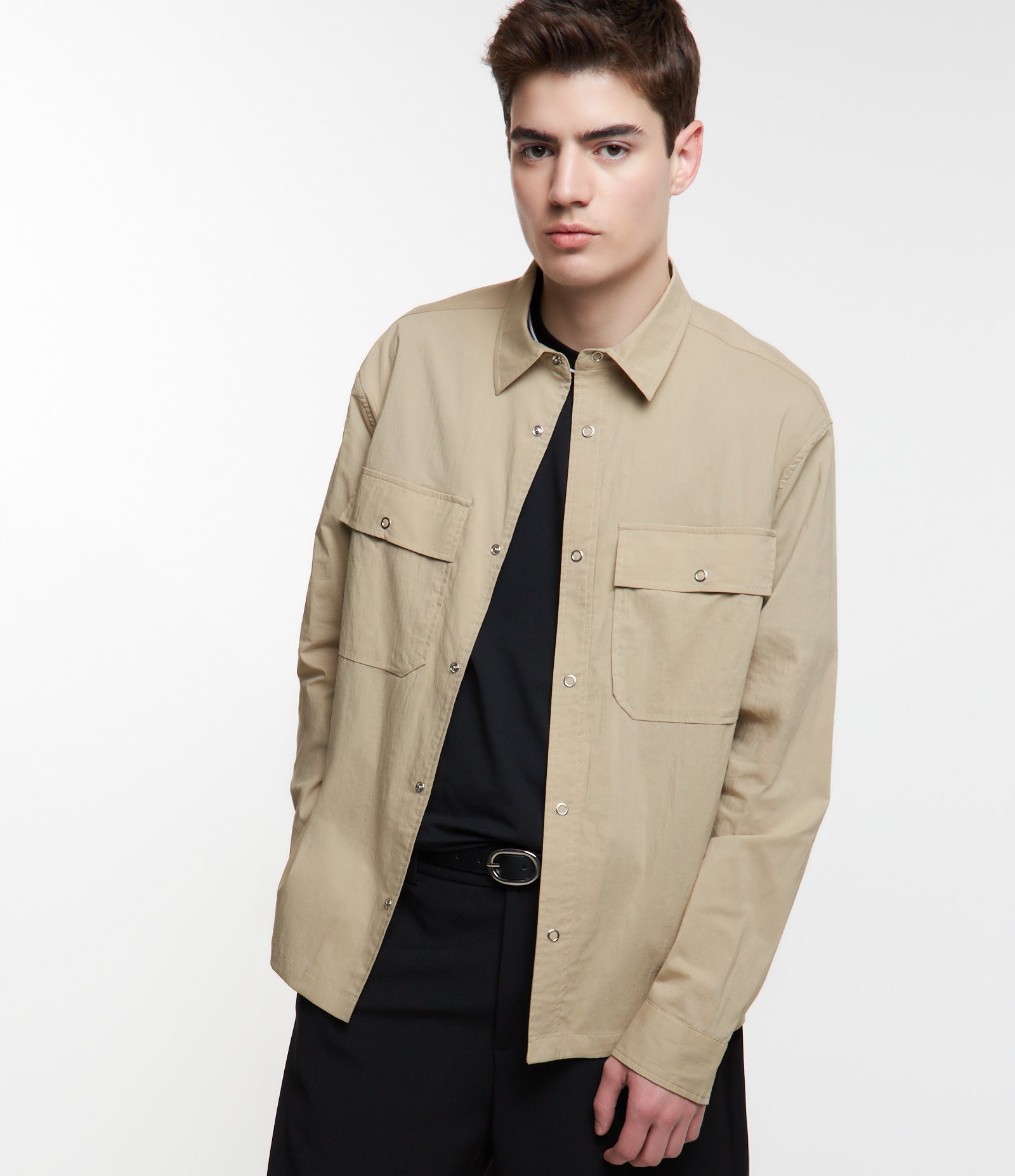 Camisa Overshirt com Bolsos Lapela no Peito e Abotoamento Bege 6