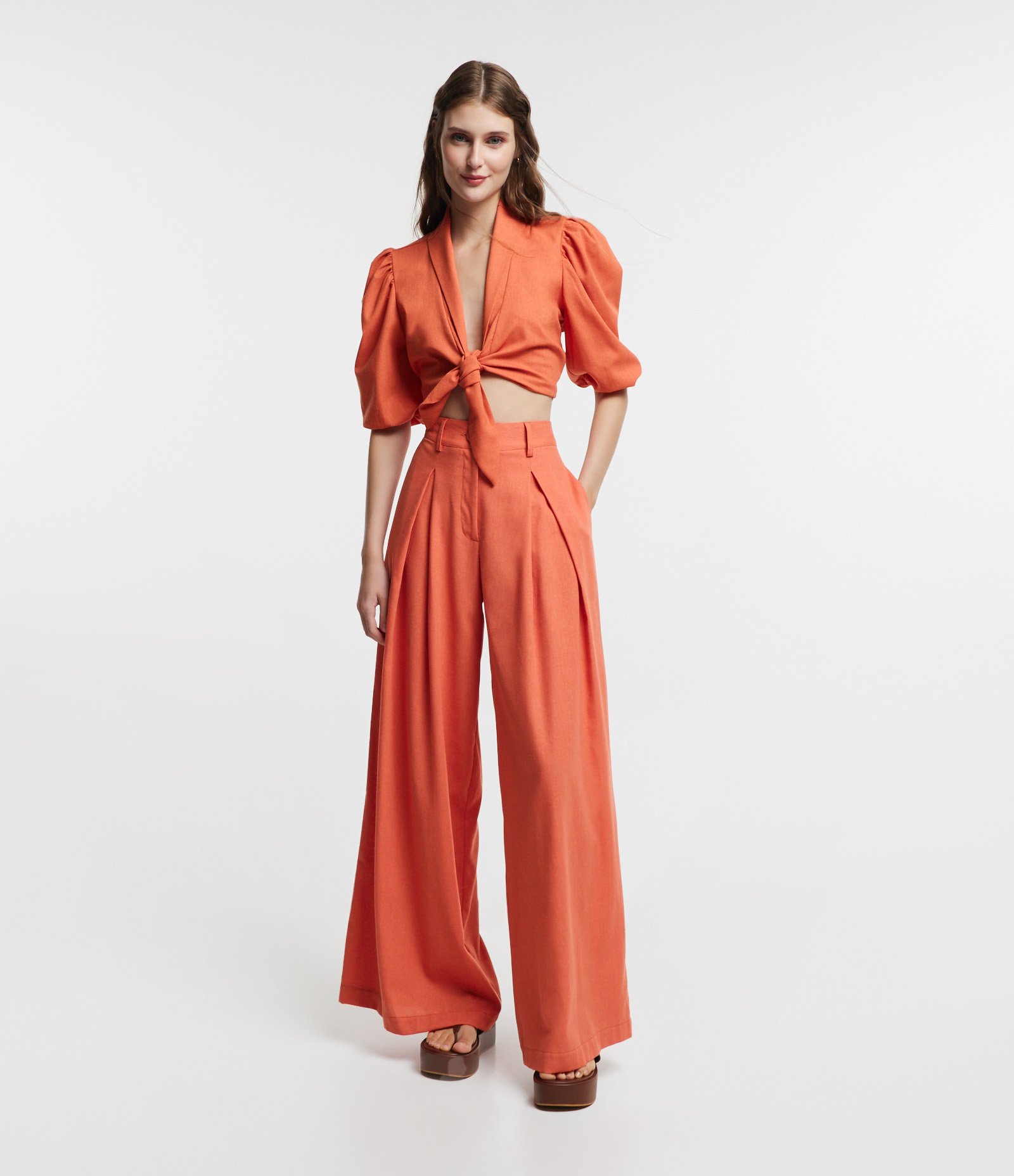 Blusa Cropped em Linho com Manga Bufante e Laço no Busto Laranja Salmão 1
