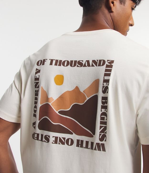 Camiseta Comfort em Algodão Peruano com Estampa Montanhas Peito e Costas Bege Creme 1