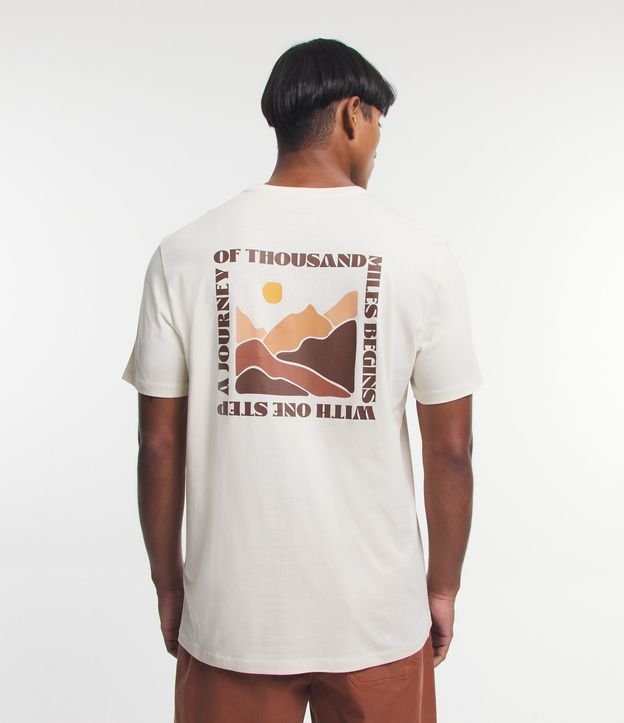Camiseta Comfort em Algodão Peruano com Estampa Montanhas Peito e Costas Bege Creme 3