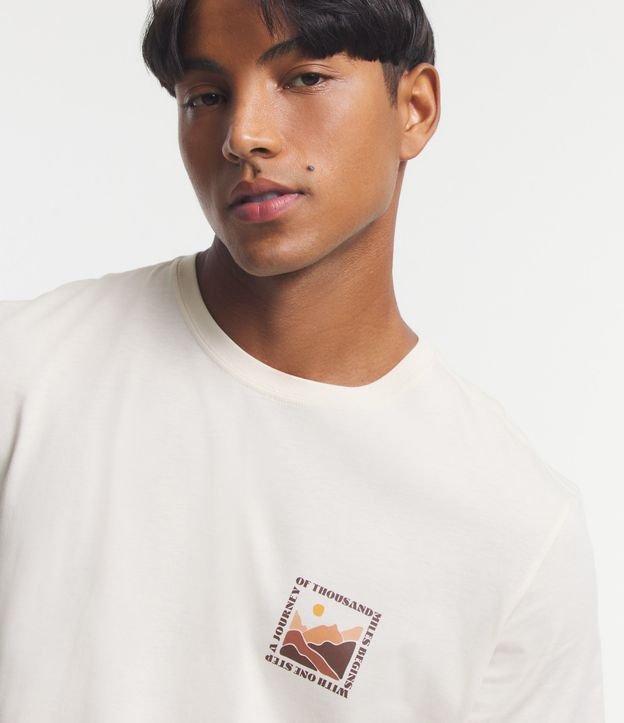 Camiseta Comfort em Algodão Peruano com Estampa Montanhas Peito e Costas Bege Creme 5