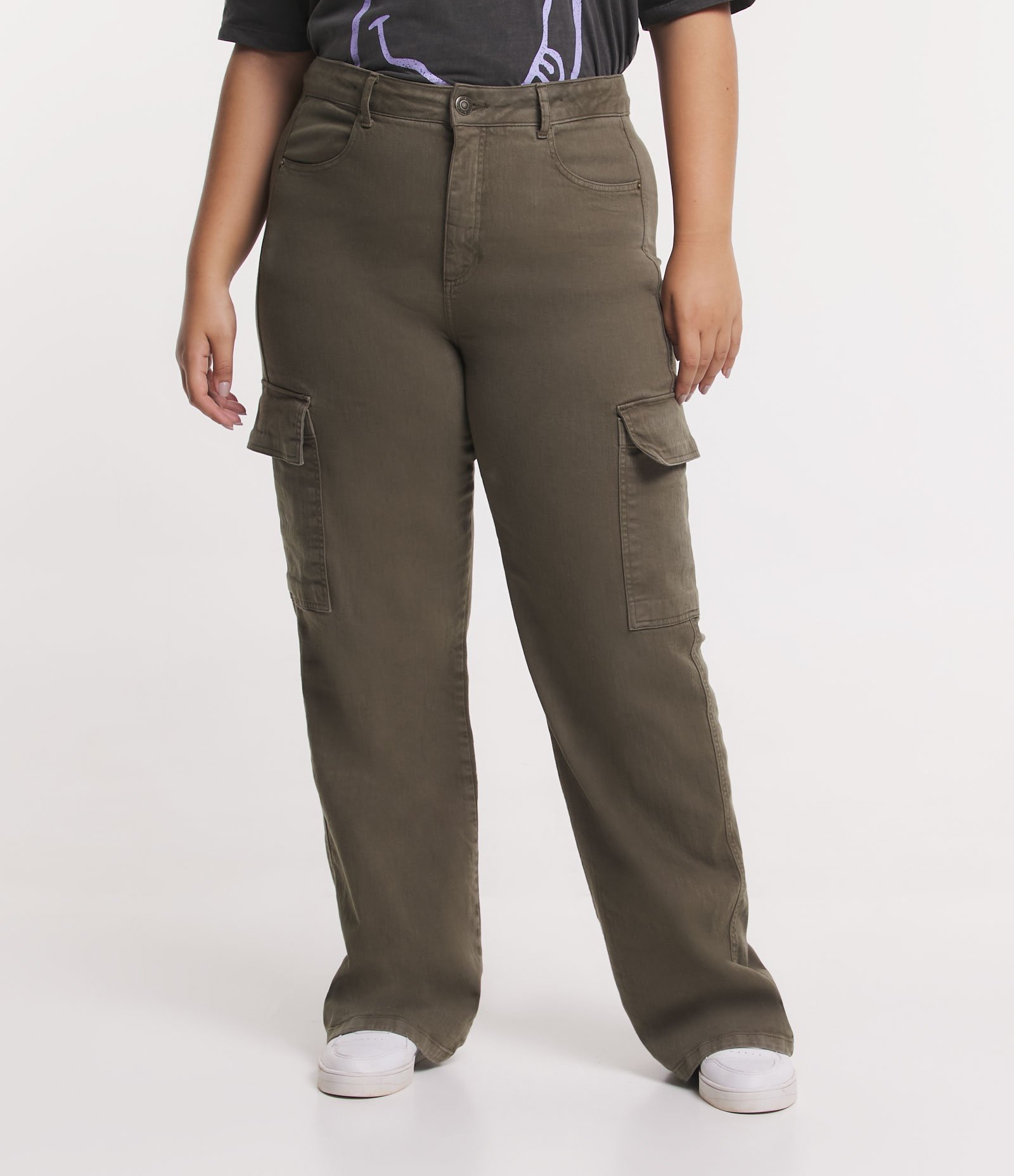 Calça Reta em Sarja com Bolsos Cargo Curve & Plus Size Verde Militar 2