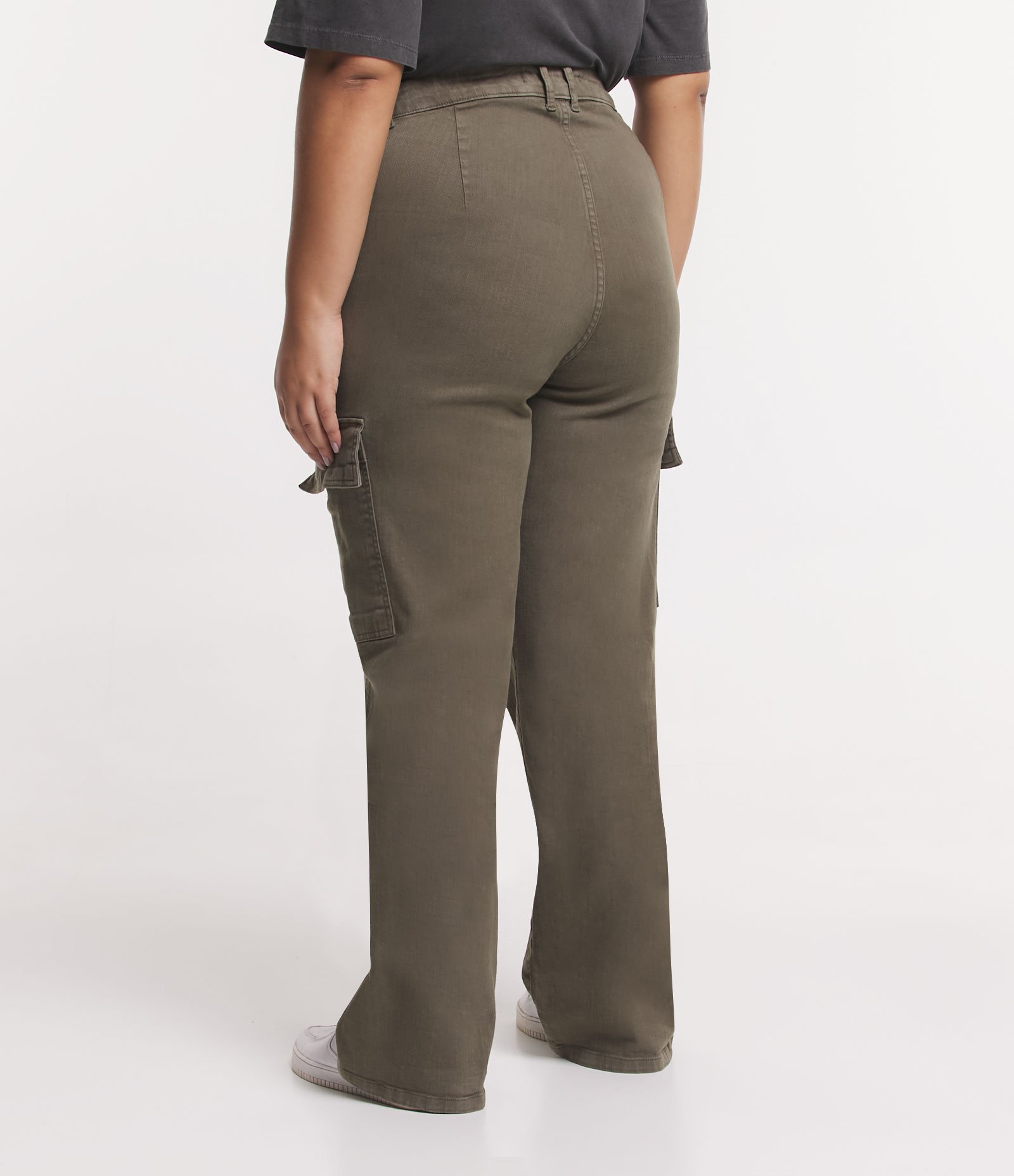 Calça Reta em Sarja com Bolsos Cargo Curve & Plus Size Verde Militar 3