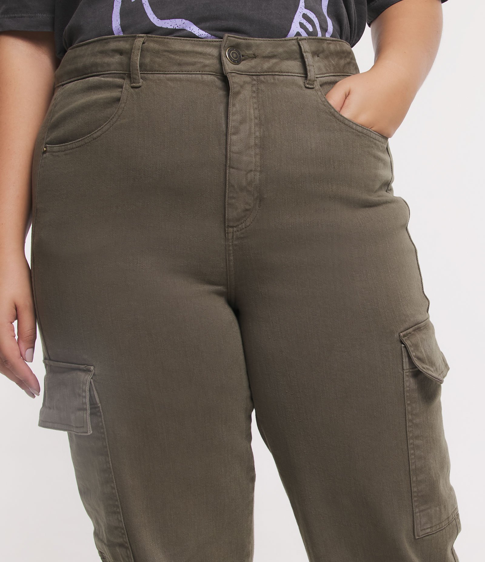 Calça Reta em Sarja com Bolsos Cargo Curve & Plus Size Verde Militar 4