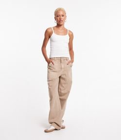 Calça Anos 90 em Sarja com Bolso Grande Carpinteiro e Detalhe em Botões