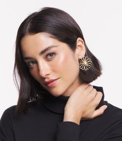 Brinco Botão de Metal Armado com Forma de Margarida