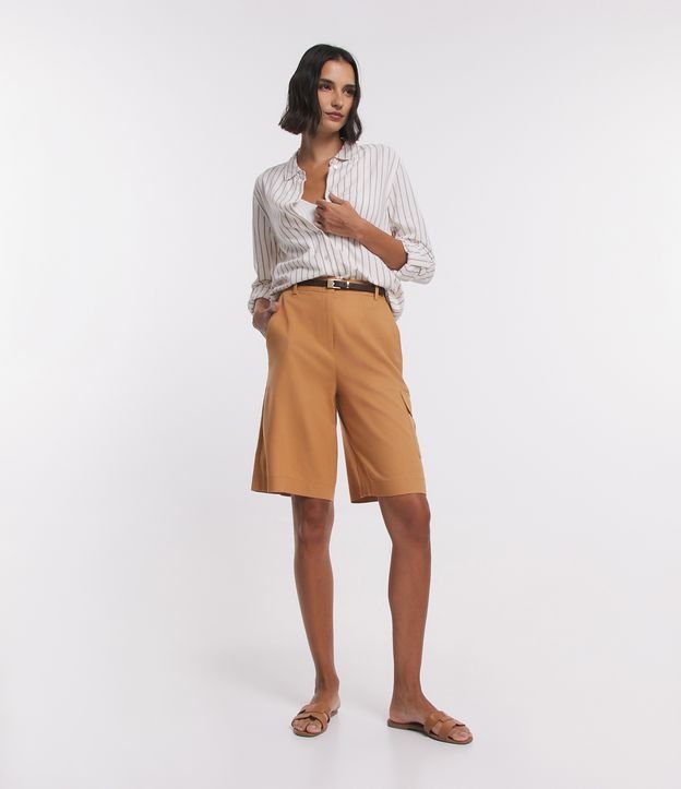 Bermuda Alongada em Viscolinho com Bolso Lapela Lateral