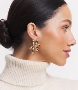 Brinco Médio com Formato de Flor Bold