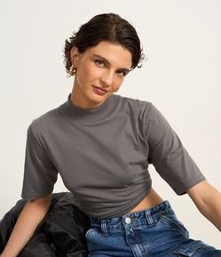 Camiseta em Algodão com Golinha Alta e Manga Curta