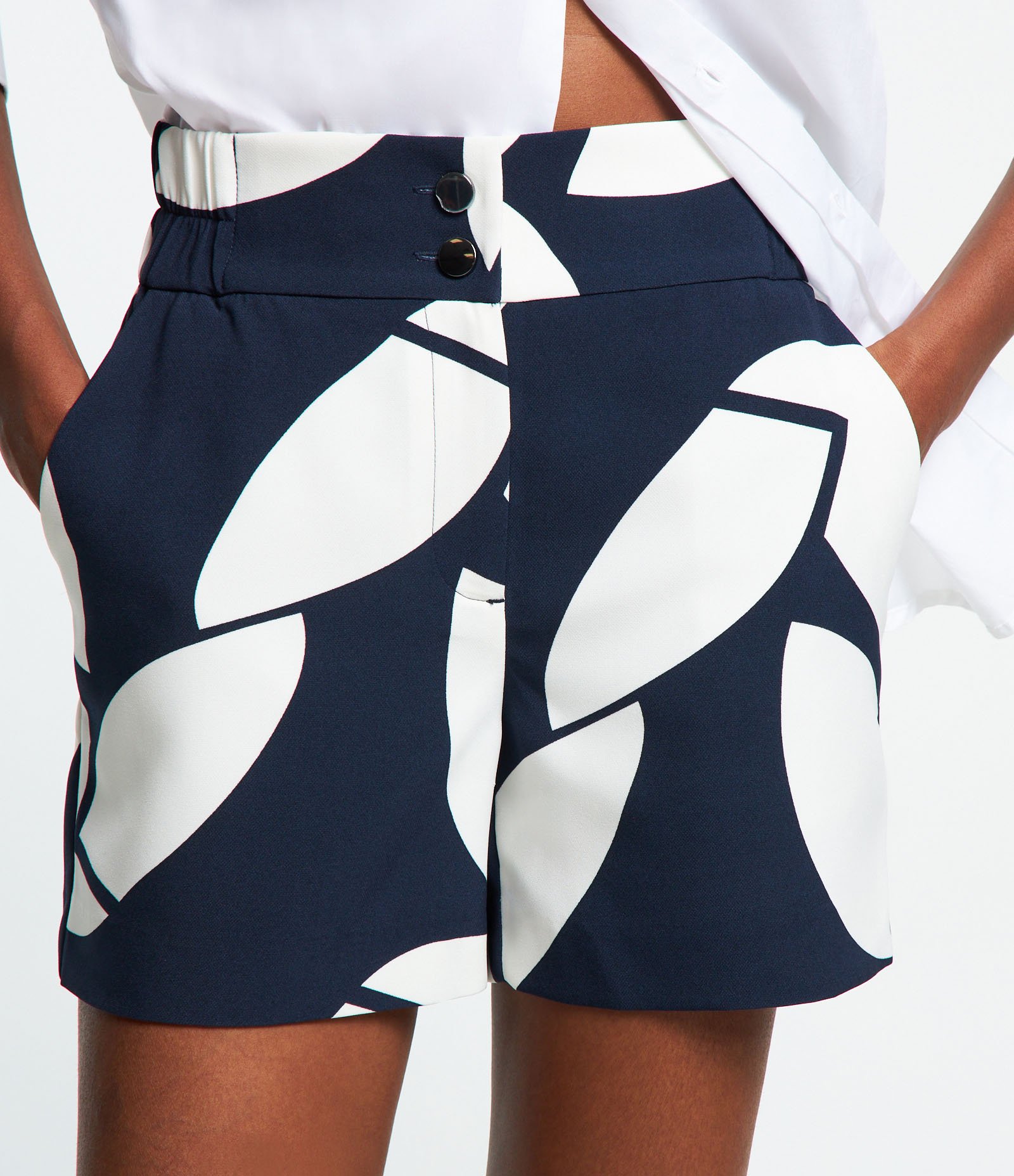 Short Alfaiatado com Elástico no Cós e Estampa Geométrica Azul/ Branco 3