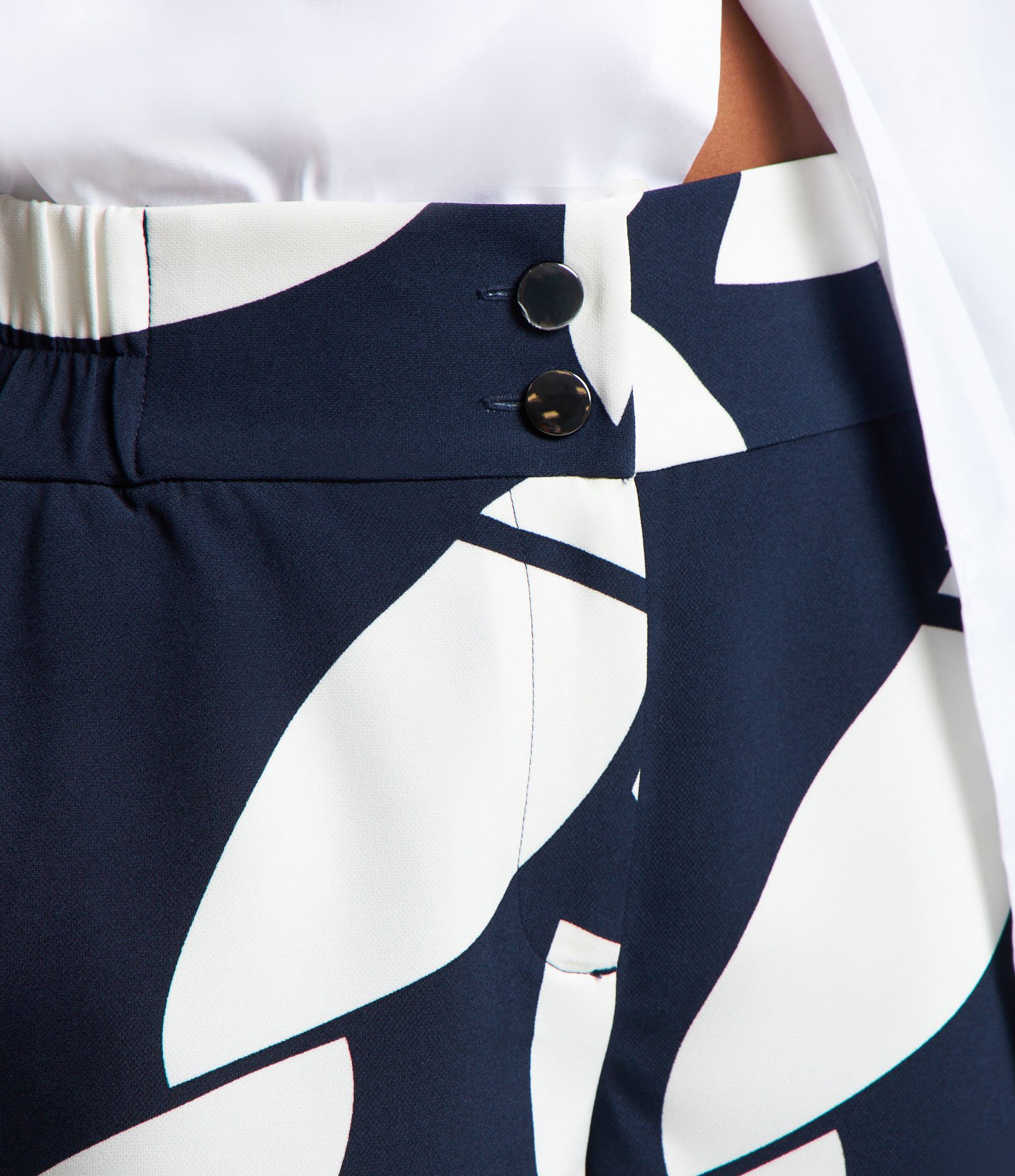 Short Alfaiatado com Elástico no Cós e Estampa Geométrica Azul/ Branco 4