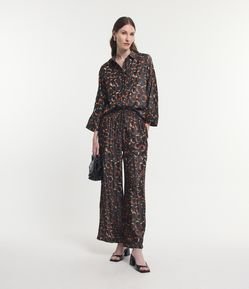 Calça Wide Leg em Tecido Acetinado com Estampa Pinceladas