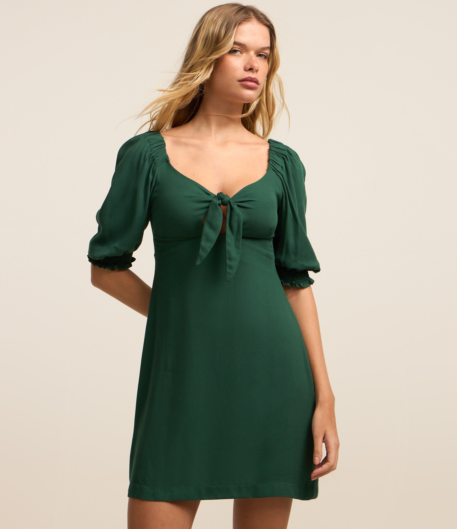 Vestido Curto em Viscose com Amarração e Manga Bufante Verde 1