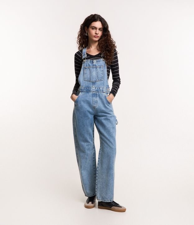 Jardineira em Jeans com Bolsos e Faixa Lateral Costurada