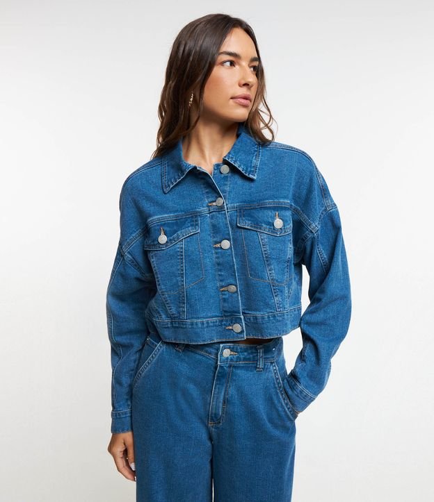 Jaqueta em Jeans com Recortes e Lapelas com Botões