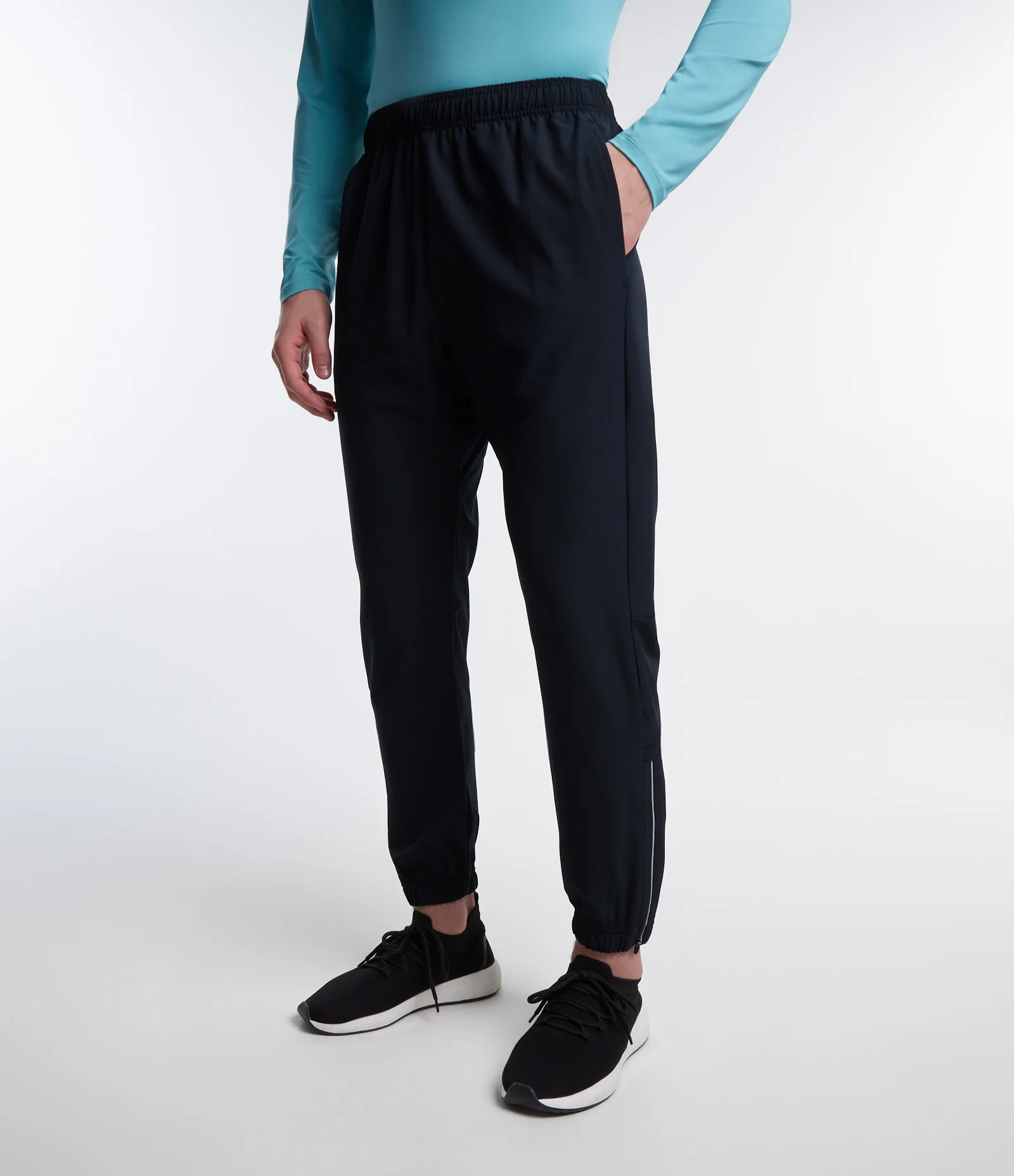 Calça Esportiva com Recorte de Tecido Refletivo com Zíper na Barra Preto 2