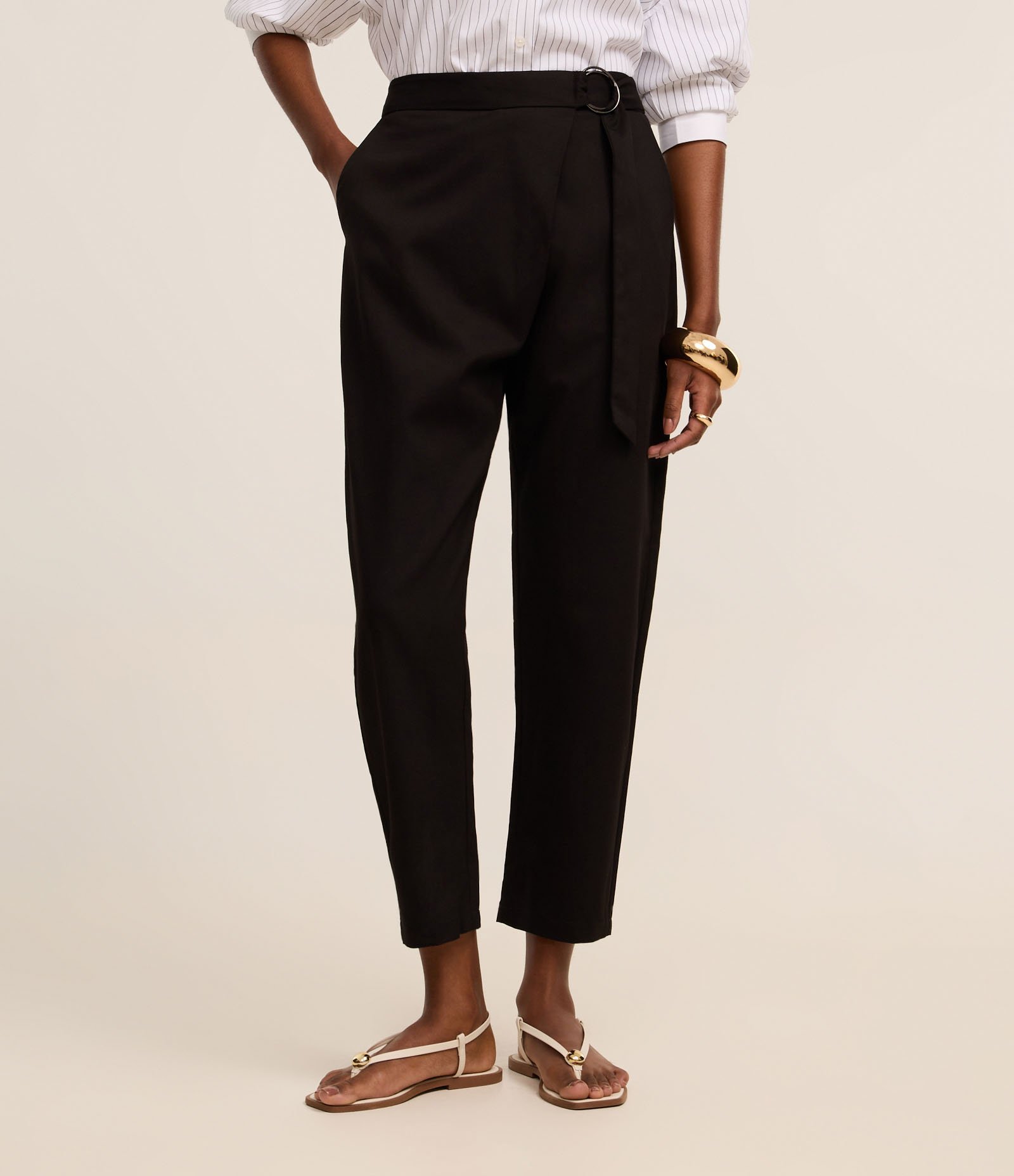 Calça Cenoura em Alfaiataria com Transpasse e Argola na Cintura Preto 3